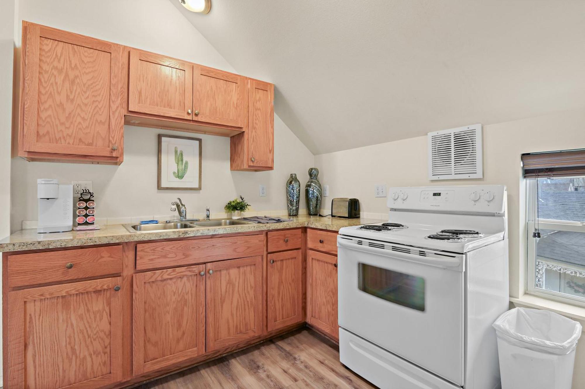 Maple Leaf Manor Suites スポーケン エクステリア 写真